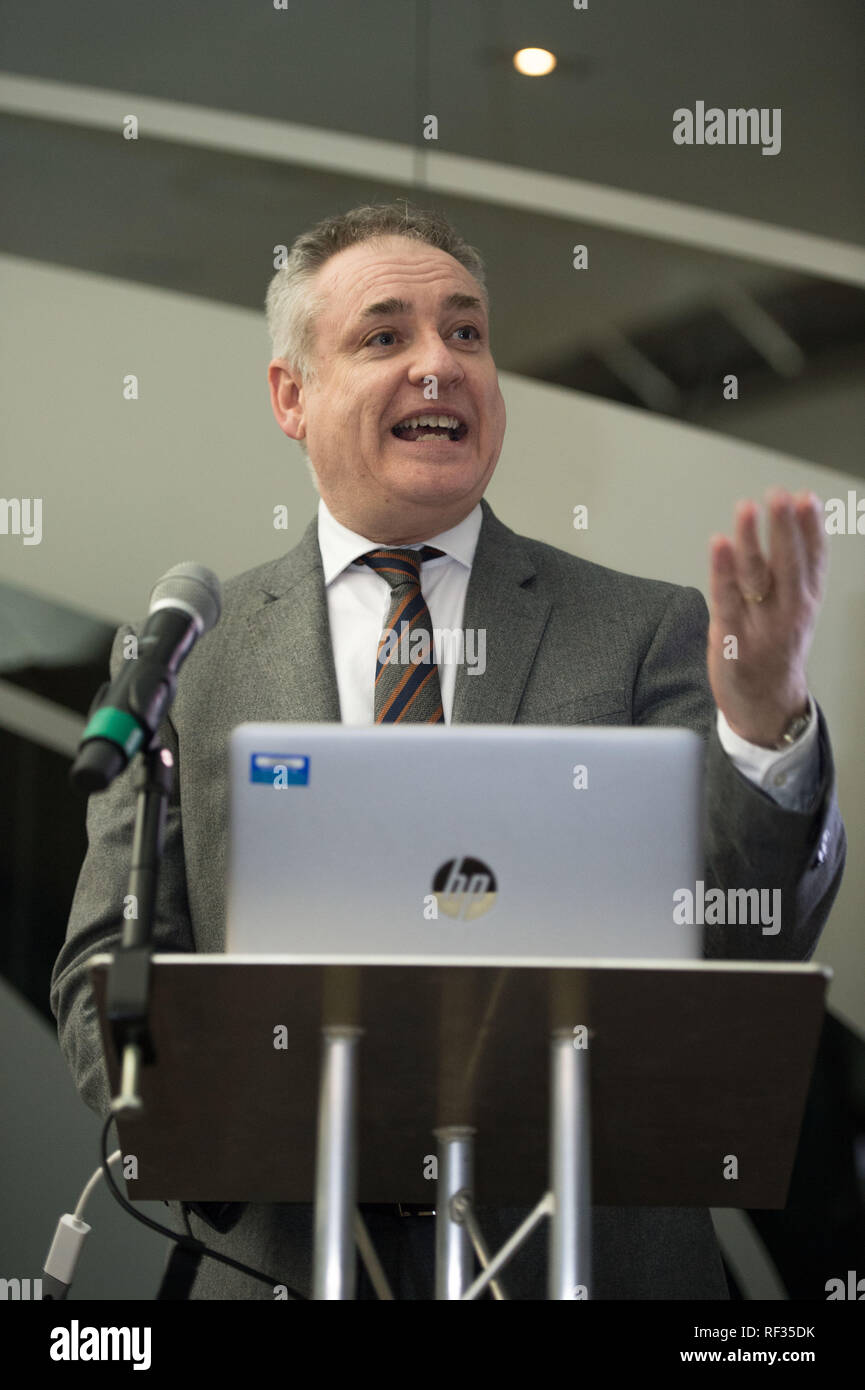 Edinburgh, Großbritannien. 23. Januar 2019. Minister für Wissenschaft, Richard LOCHHEAD (dargestellt), die schottischen Science Advisory Council Chair Professor Paul Boyle und Schottland's Chief Scientific Adviser Prof. Sheila Rowan sprechen bei der offiziellen Einführung eines wichtigen neuen Bericht über schottische Wissenschaft. Der Bericht wird die wissenschaftliche Landschaft in Schottland zwischen 2007 und 2016 untersuchen und Vergleichen, wie die schottischen Wissenschaft und Forschung gegen andere, ähnlich große Länder durchgeführt hat. Credit: Colin Fisher/Alamy leben Nachrichten Stockfoto