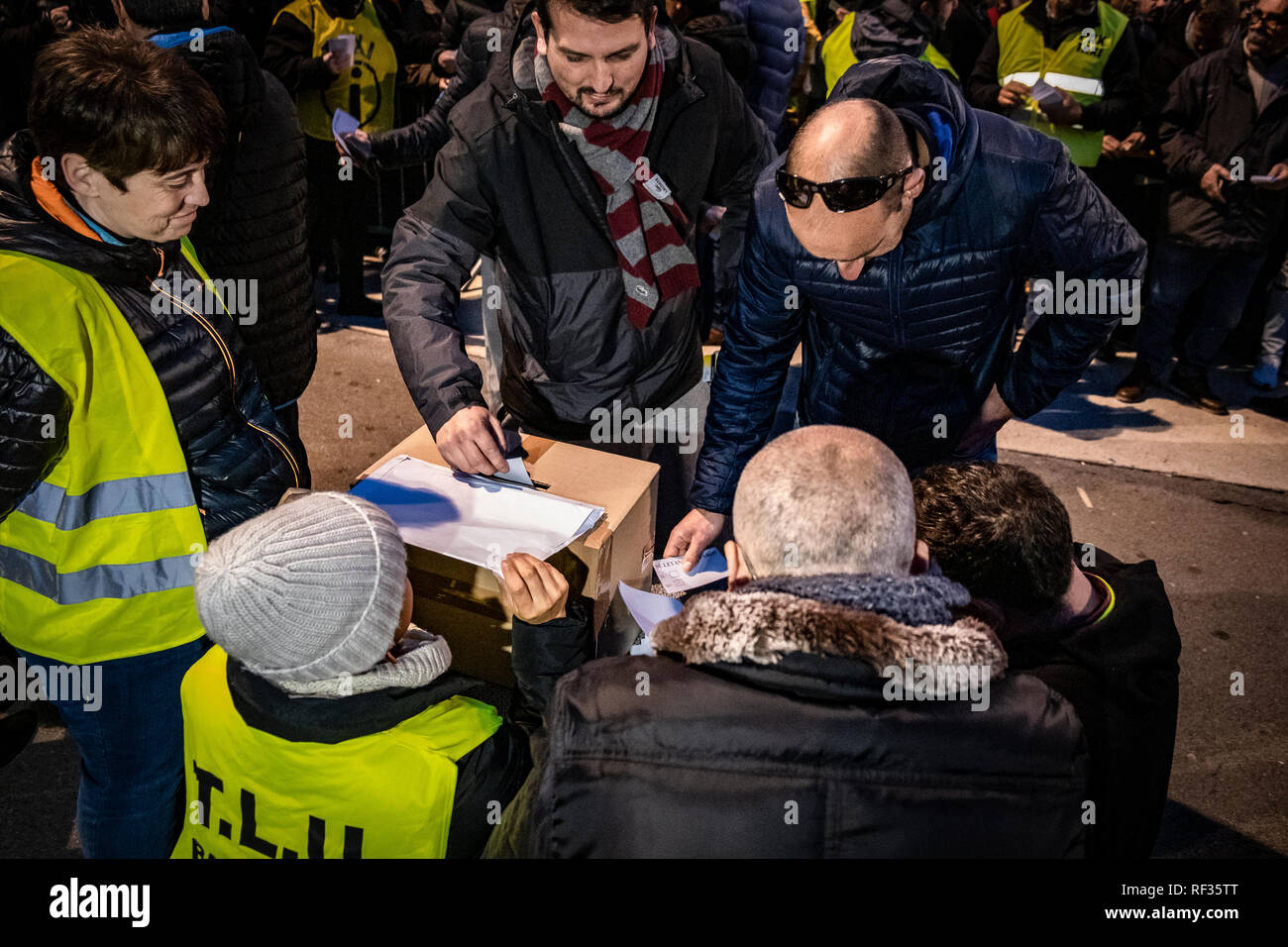 Ein Taxi Fahrer gesehen die Ausübung seines Rechts an einem der Tische zu stimmen. Die Abstimmung hat begonnen. Hunderte Taxifahrer besetzen die Plaza Catalunya warten auf die Wende zu stimmen, wenn sie den Streik fortsetzen oder die neue Gesetzesverordnung vorgelegt, die von der Regierung von Katalonien akzeptieren. Stockfoto