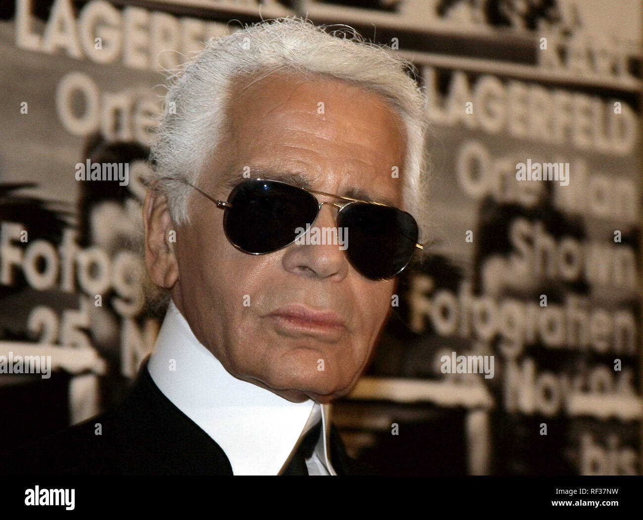 Berlin, Deutschland, Freitag. 24 Nov, 2006. Deutsche Modedesigner Karl Lagerfeld öffnet seine Fotoausstellung "Open Man Show" in Berlin, Deutschland, Freitag, 24. November 2006. Besucher können die Fotos von Brad Koenig bis zum 4. Februar 2007. Foto: Peer Grimm | Verwendung weltweit/dpa/Alamy leben Nachrichten Stockfoto