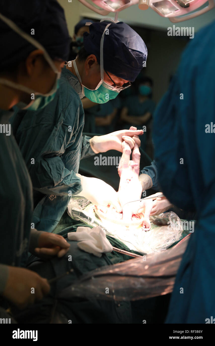 (190124) - Peking, Jan. 24, 2019 (Xinhua) - eine Frau, die erfolgreich eine Gebärmutter erhalten Sie gebiert einen gesunden Jungen im xijing Krankenhaus in Xi'an, Provinz Shaanxi im Nordwesten Chinas, Jan. 20, 2019. Die Frau erfolgreich empfangen eine Gebärmutter von ihrer Mutter spendete nach einem Uterus Transplant im November 2015. (Xinhua / Zhang Yinan) Stockfoto