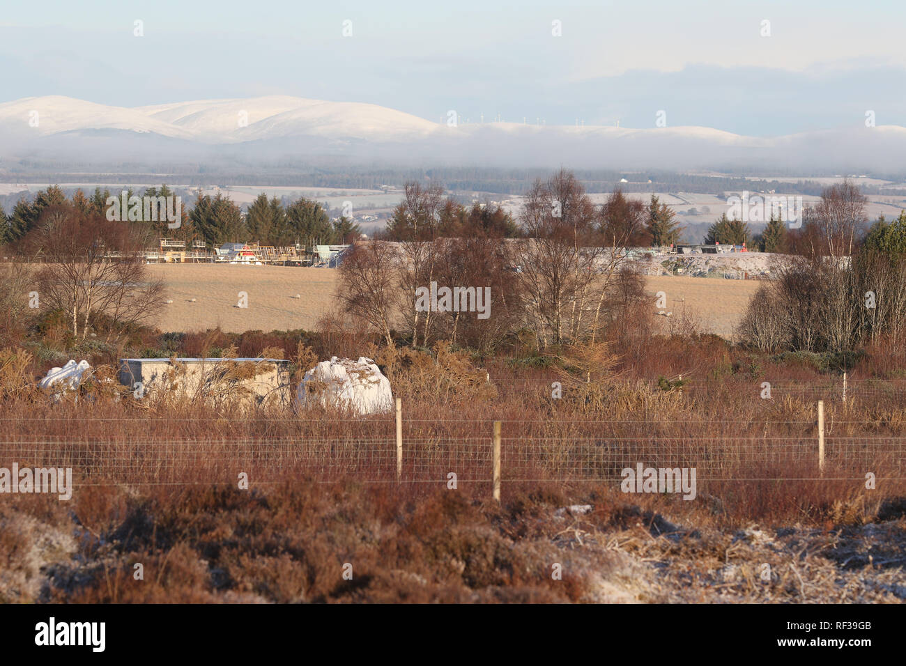 Culloden, Inverness, Schottland. 24. Januar, 2019. Fotos zeigen, die Teil eines umstrittenen Wohnsiedlung in der Nähe von Culloden Battlefield vom Schlachtfeld sichtbar ist. Demonstranten gegen die neuen Häuser behaupten, die von Entwicklern Kirkwood Häuser, sagte man uns, dass die Häuser nicht vom Schlachtfeld sichtbar wäre. Dieses Foto wurde von der Hauptstraße weg, der durch das Schlachtfeld läuft, vorbei an der Memorial Cairn, und ist die am meisten besuchte Teil der Website. Credit: Andrew Smith/Alamy leben Nachrichten Stockfoto