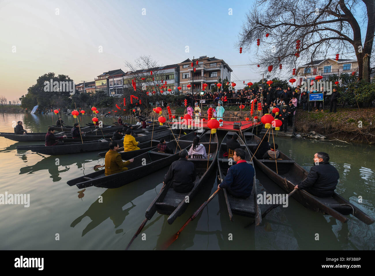 (190124) - Hangzhou, Jan. 24, 2019 (Xinhua) - die Dorfbewohner sehen Sie traditionelle Oper in Hexidai Dorf Tangqi Township in Hangzhou, der Hauptstadt der ostchinesischen Provinz Zhejiang, Jan. 23, 2019. Traditionelle Chinesische klassische Opern wie "Liang Shanbo und Zhu Yingtai", auch bekannt als "The Butterfly Lovers" in Hexidai Dorf vor dem Neujahrsfest, oder Spring Festival, das am 5 in diesem Jahr fällt inszeniert werden. (Xinhua / Xu Yu) Stockfoto