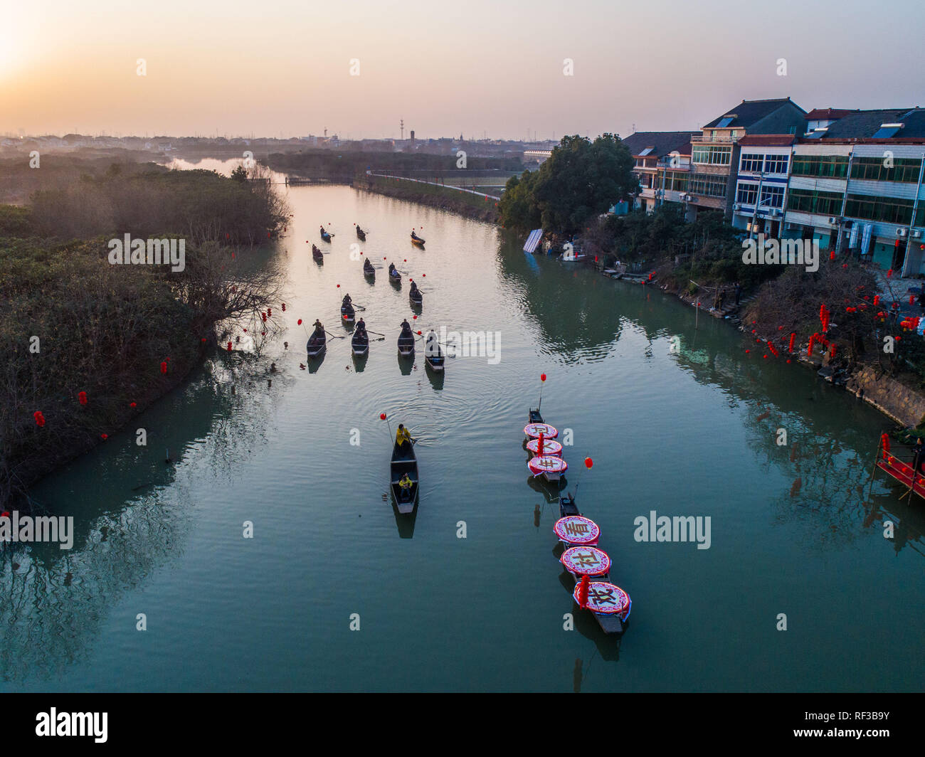 (190124) - Hangzhou, Jan. 24, 2019 (Xinhua) - Luftaufnahme auf Jan. 23, 2019 zeigt Dorfbewohner rudern traditionelle Oper in Hexidai Dorf Tangqi Township in Hangzhou, der Hauptstadt der ostchinesischen Provinz Zhejiang zu beobachten. Traditionelle Chinesische klassische Opern wie "Liang Shanbo und Zhu Yingtai", auch bekannt als "The Butterfly Lovers" in Hexidai Dorf vor dem Neujahrsfest, oder Spring Festival, das am 5 in diesem Jahr fällt inszeniert werden. (Xinhua / Xu Yu) Stockfoto