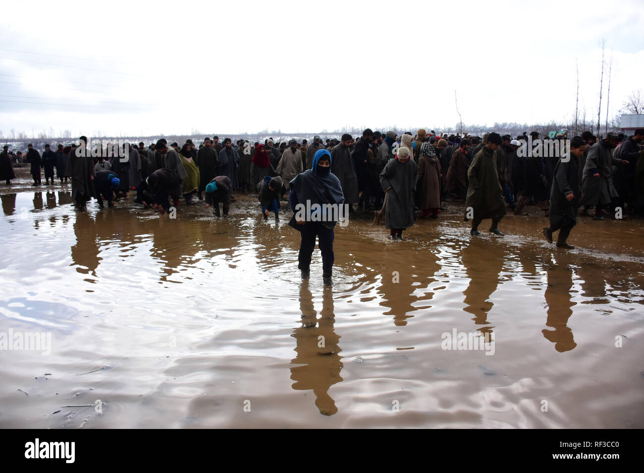 Januar 23, 2019 - Shopian, Jammu und Kaschmir, Indien - Menschen überqueren die Wasser angemeldet Masse der Beerdigung eines Rebellen Syed Ruban in Nazimpora Bereich der Bezirk Shopian zu erreichen, Indisch verwalteten Kaschmir am 23. Januar 2019. Ruban wurde zusammen mit seinen Mitarbeitern in der Begegnung mit den Streitkräften der Regierung im Bereich der zentralen Hapatnar Kaschmir € ™ s Budgam Bezirk am 21. Januar 2019 ermordet. (Bild: © Muzamil Mattoo/IMAGESLIVE über ZUMA Draht) Stockfoto