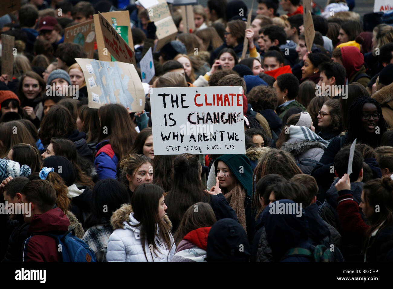 Brüssel, Belgien. 24 Jan, 2019. Belgischen Studenten Anspruch für dringende Maßnahmen gegen den Klimawandel während einer Demonstration zu bekämpfen. Credit: ALEXANDROS MICHAILIDIS/Alamy leben Nachrichten Stockfoto