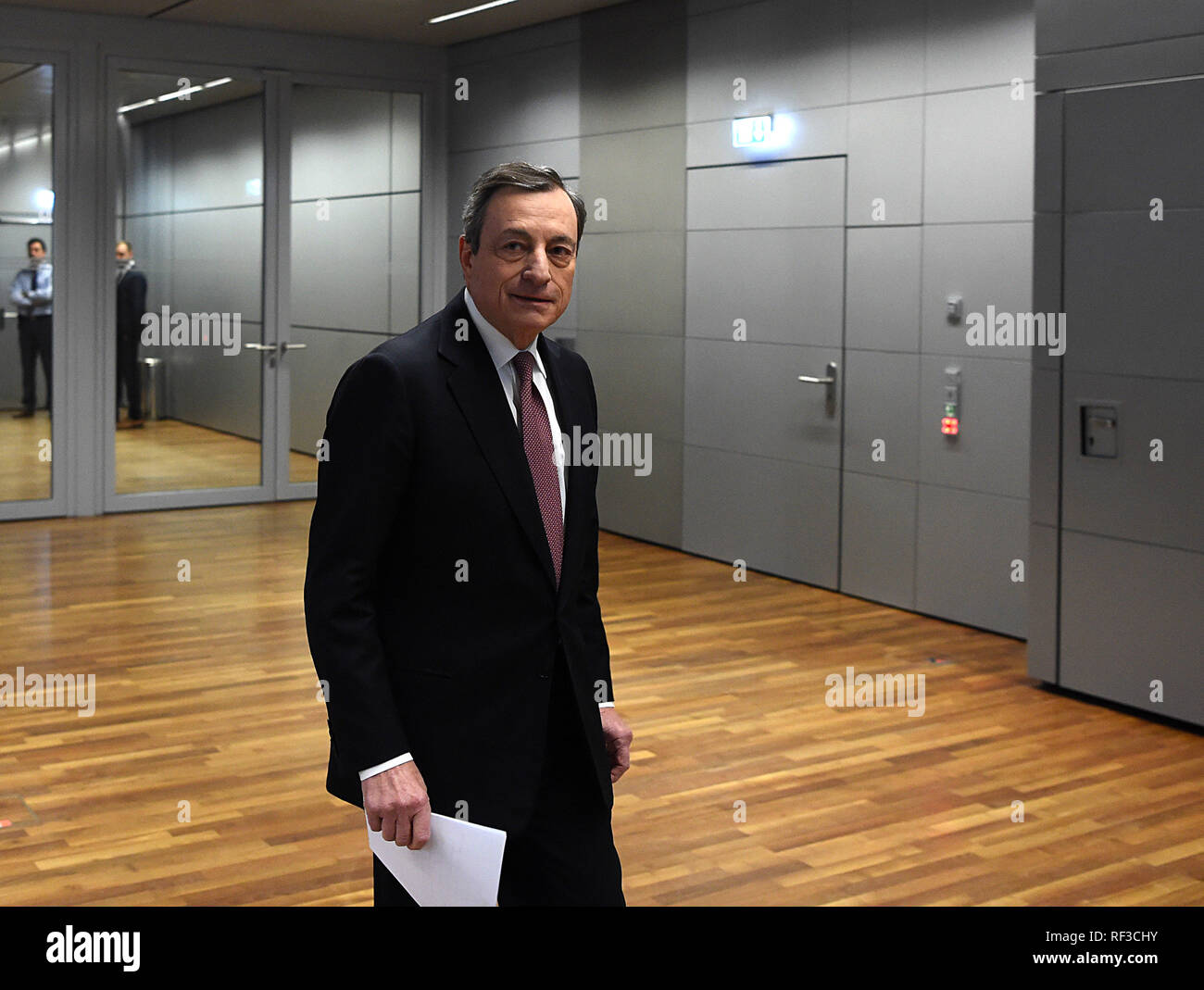 Frankfurt am Main, Deutschland. 24 Jan, 2019. Der Präsident der Europäischen Zentralbank (EZB) Mario Draghi nimmt an einer Pressekonferenz in der EZB-Zentrale in Frankfurt, Deutschland, Jan. 24, 2019. Die Europäische Zentralbank (EZB) Donnerstag verkündete die Leitzinsen für die Eurozone zumindest unverändert durch den Sommer von 2019 zu halten. Credit: Lu Yang/Xinhua/Alamy leben Nachrichten Stockfoto