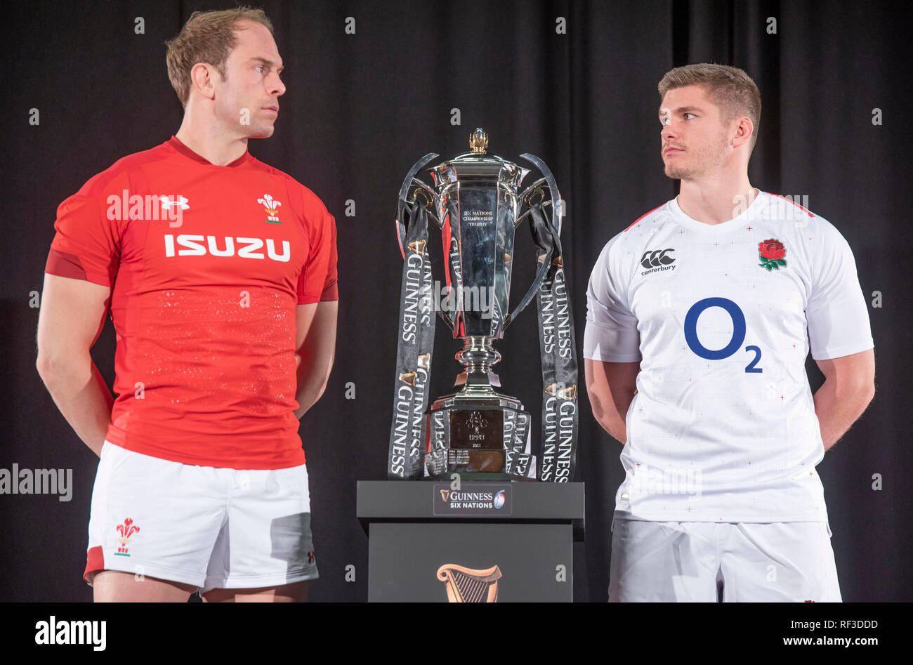 Swansea, Großbritannien. 23 Jan, 2019. Guinness Rugby Six Nations Turnier starten im Hurlingham Club in London - 23. Januar 2019 Wales Kapitän Alun Wyn Jones und England Captain Owen Farrell neben den sechs Nationen Trophäe Credit: Phil Rees/Alamy leben Nachrichten Stockfoto