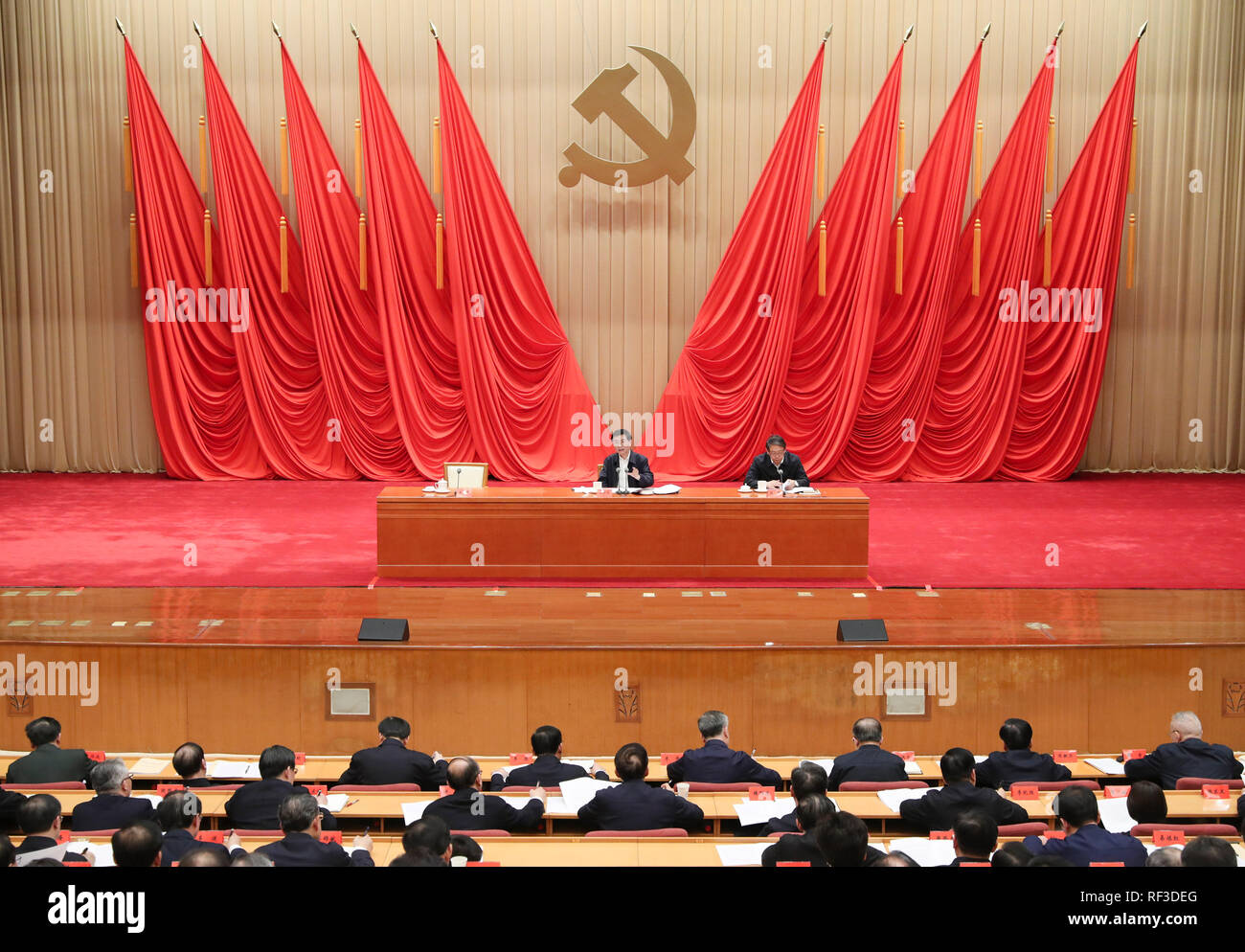(190124) - Peking, Jan. 24, 2019 (Xinhua) - Wang Huning, Mitglied des Ständigen Ausschusses des Politbüros der Kommunistischen Partei Chinas (CPC) und Mitglied des Sekretariats des CPC-Zentralausschusses, Adressen der Beginn einer Studie Session in der Parteischule des CPC-Zentralausschusses vom Senior auf Provinzebene und Ministerialbeamten in Peking, der Hauptstadt von China, Jan. 24, 2019 besucht. Wang forderte entschlossene Anstrengungen um die Schlacht von Vermeidung und Entschärfung von "Großrisiken" gewinnen und nachhaltige und gesunde Entwicklung der Wirtschaft und der sozialen Sicher Stockfoto (190124) - Peking, Jan. 24, 2019 (Xinhua) - Wang Huning, Mitglied des Ständigen Ausschusses des Politbüros der Kommunistischen Partei Chinas (CPC) und Mitglied des Sekretariats des CPC-Zentralausschusses, Adressen der Beginn einer Studie Session in der Parteischule des CPC-Zentralausschusses vom Senior auf Provinzebene und Ministerialbeamten in Peking, der Hauptstadt von China, Jan. 24, 2019 besucht. Wang forderte entschlossene Anstrengungen um die Schlacht von Vermeidung und Entschärfung von "Großrisiken" gewinnen und nachhaltige und gesunde Entwicklung der Wirtschaft und der sozialen Sicher Stockfoto