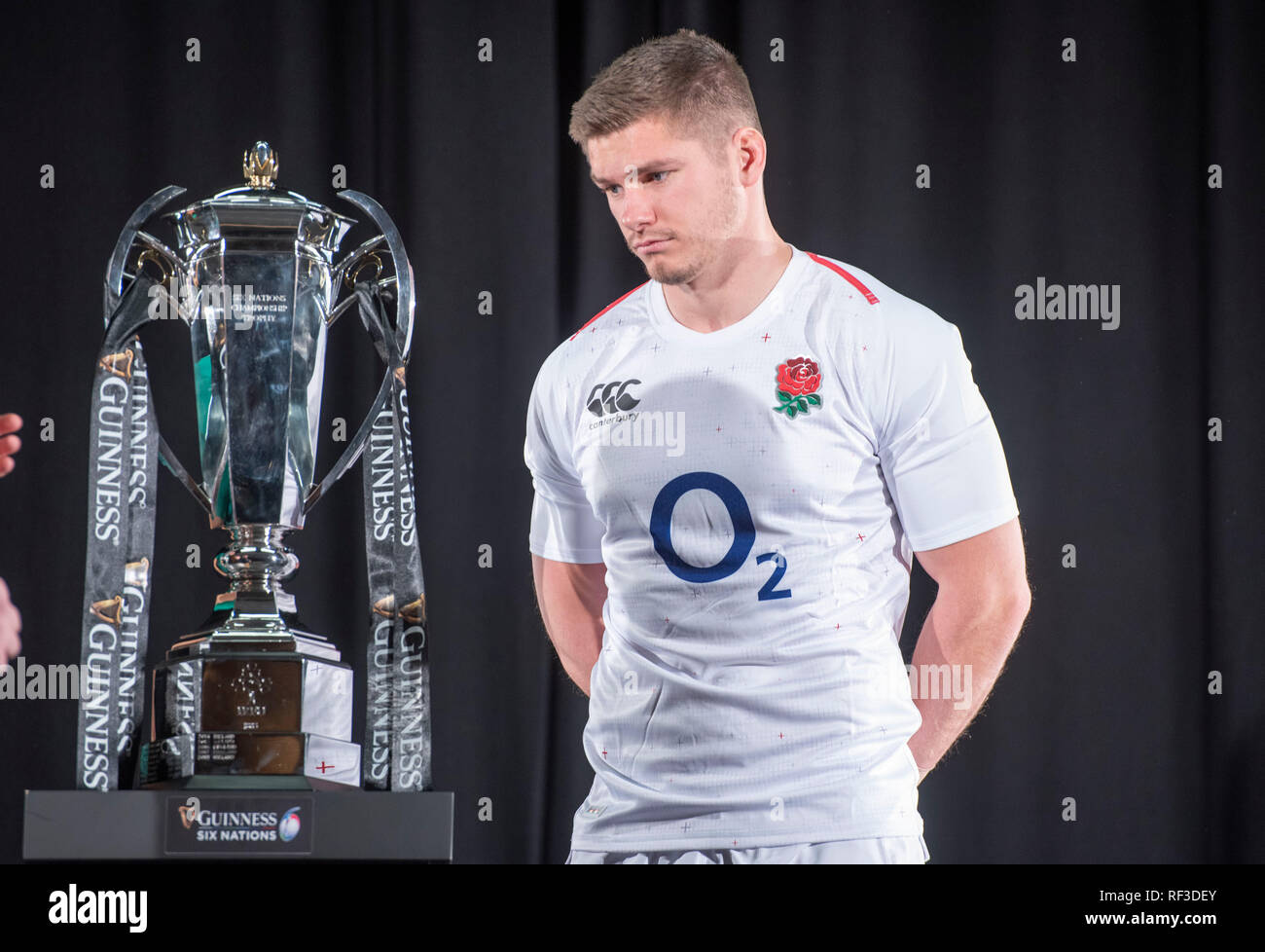 Swansea, Großbritannien. 23 Jan, 2019. Guinness Rugby Six Nations Turnier starten im Hurlingham Club in London - 23. Januar 2019 England Rugby Captain Owen Farrell neben den sechs Trophäe Nationen. Credit: Phil Rees/Alamy leben Nachrichten Stockfoto