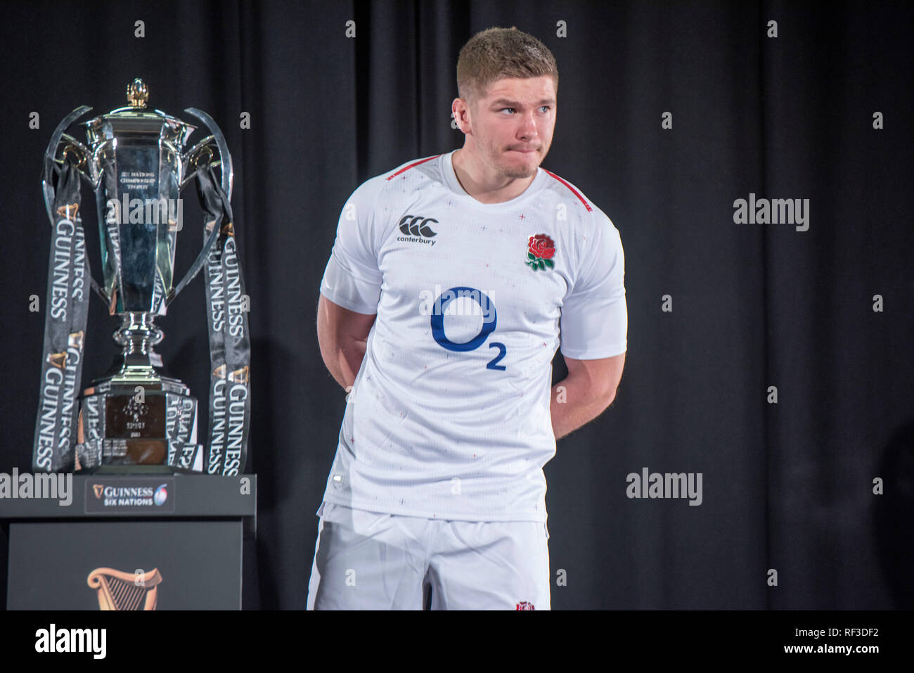 Swansea, Großbritannien. 23 Jan, 2019. Guinness Rugby Six Nations Turnier starten im Hurlingham Club in London - 23. Januar 2019 England Rugby Captain Owen Farrell neben den sechs Trophäe Nationen. Credit: Phil Rees/Alamy leben Nachrichten Stockfoto