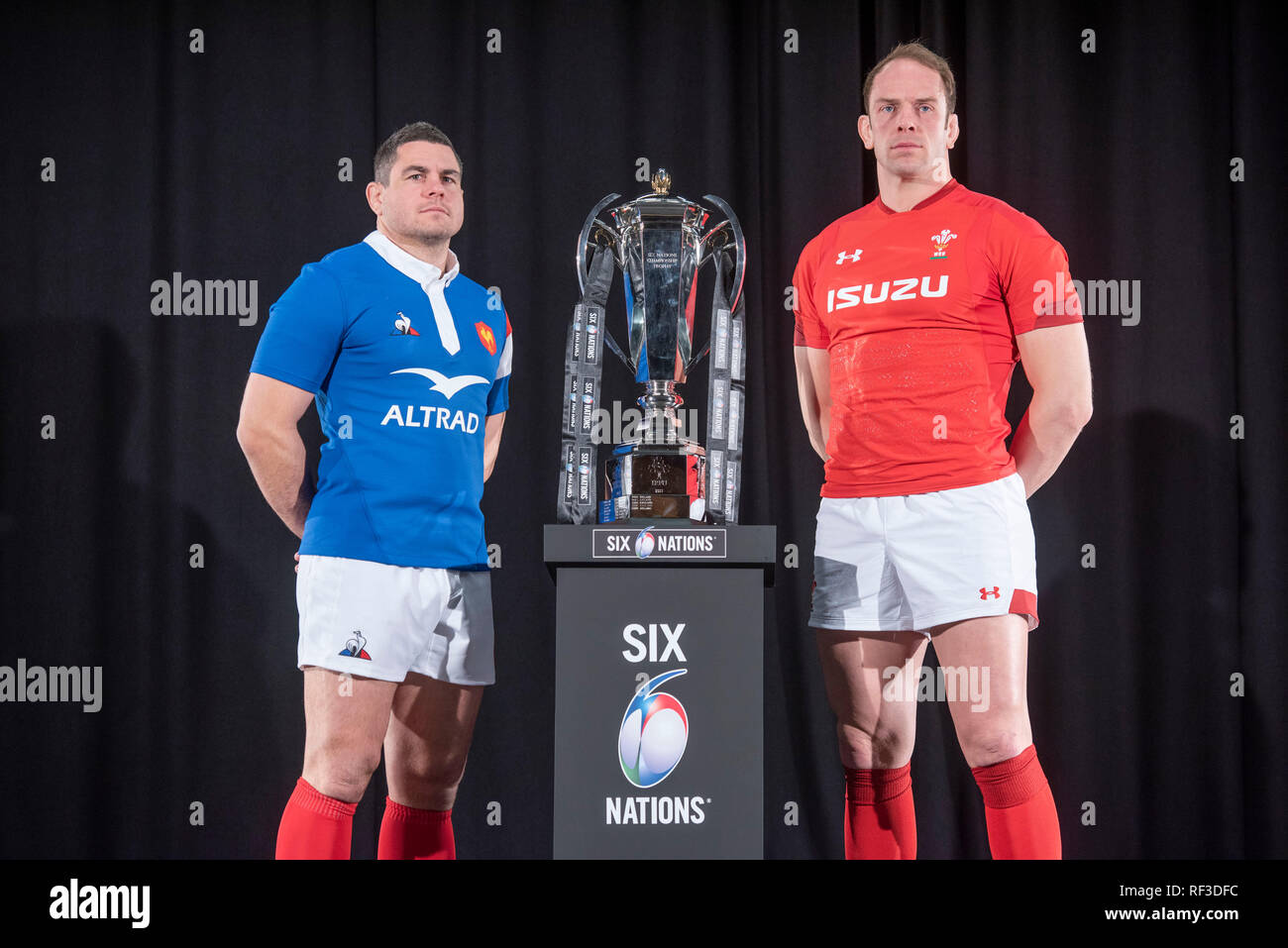 Swansea, Großbritannien. 23 Jan, 2019. Guinness Rugby Six Nations Turnier starten im Hurlingham Club in London - 23. Januar 2019 Frankreich Captain Guilhem Guirado und Wales Kapitän Alun Wyn Jones neben den sechs Nationen Trophäe Credit: Phil Rees/Alamy leben Nachrichten Stockfoto