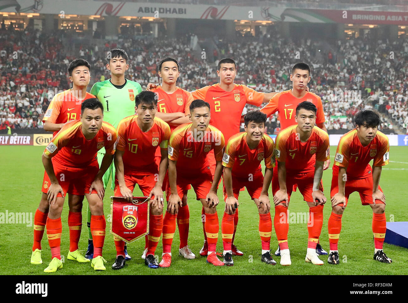 (190125) - ABU DHABI, Jan. 25, 2019 (Xinhua) - Starten die Spieler von China Pose vor der 2019 AFC Asian Cup Viertelfinale Match zwischen China und Iran in Abu Dhabi, Vereinigte Arabische Emirate, Jan. 24, 2019. (Xinhua / Cao können) Stockfoto