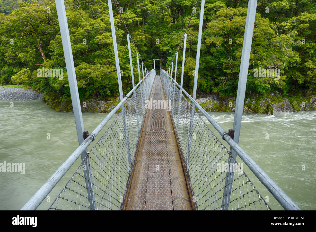 Brücke über Makarora River in der Nähe von Haast Highway, South Island, Neuseeland Stockfoto