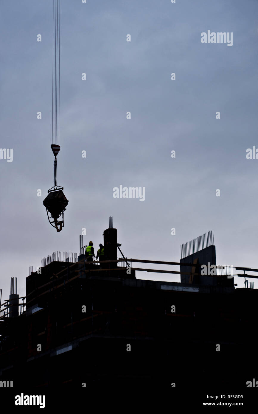 Silhouette von Arbeitnehmern während der Bau eines Wohn-, mehrstöckiges Gebäude Stockfoto