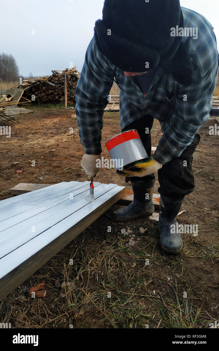 Ein Mann malt eine weiße Tafel mit einem Pinsel 2019 Stockfoto