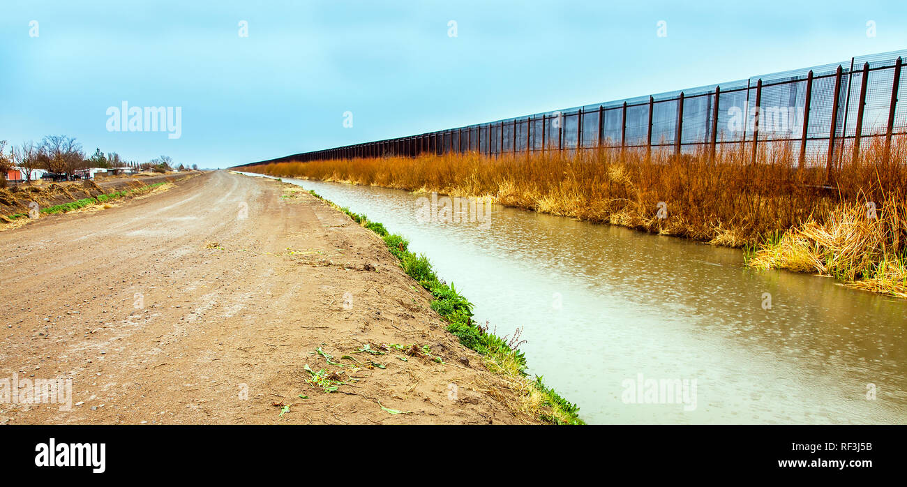 Uns Grenzzaun zu Mexiko im El Paso Stockfoto