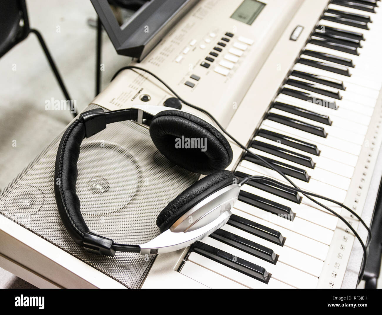 Kopfhörer ruhen auf die Lautsprecher ein E-Piano Stockfotografie - Alamy