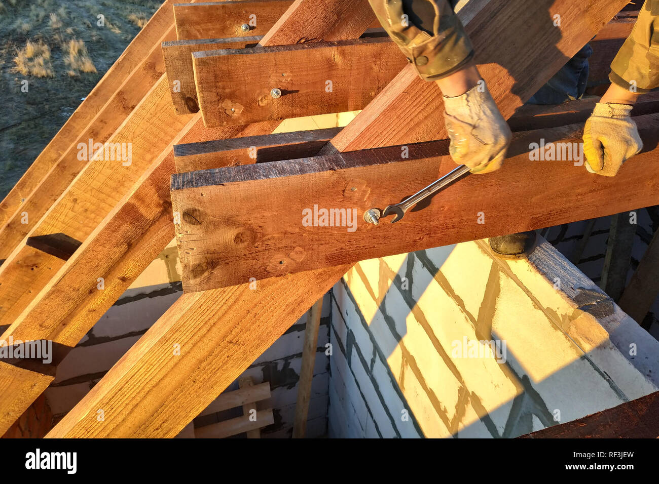 Der Arbeitnehmer Wendungen der Bar des mit einem Schraubenschlüssel Rack 2019 Stockfoto