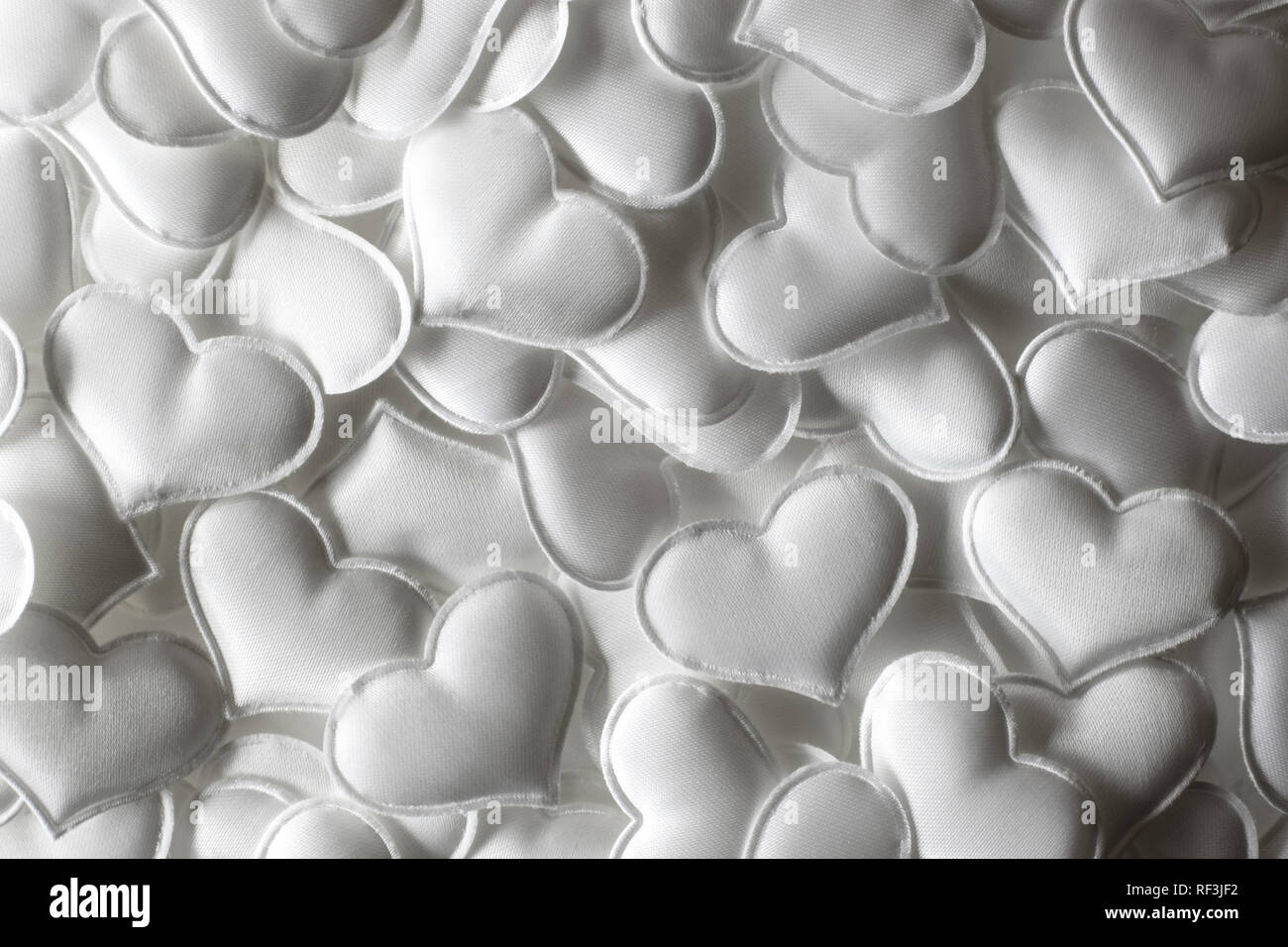 Weiß textil Herzen Nahaufnahme. Valentines Tag Hintergrund, kreative Textur und liebe Konzept Stockfoto