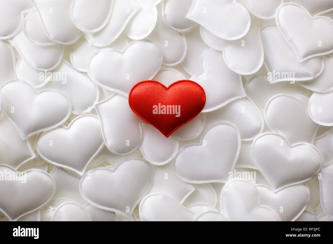 Red textile Herz Herz auf weißem Hintergrund. Valentines Tag Textur und liebe Konzept Stockfoto