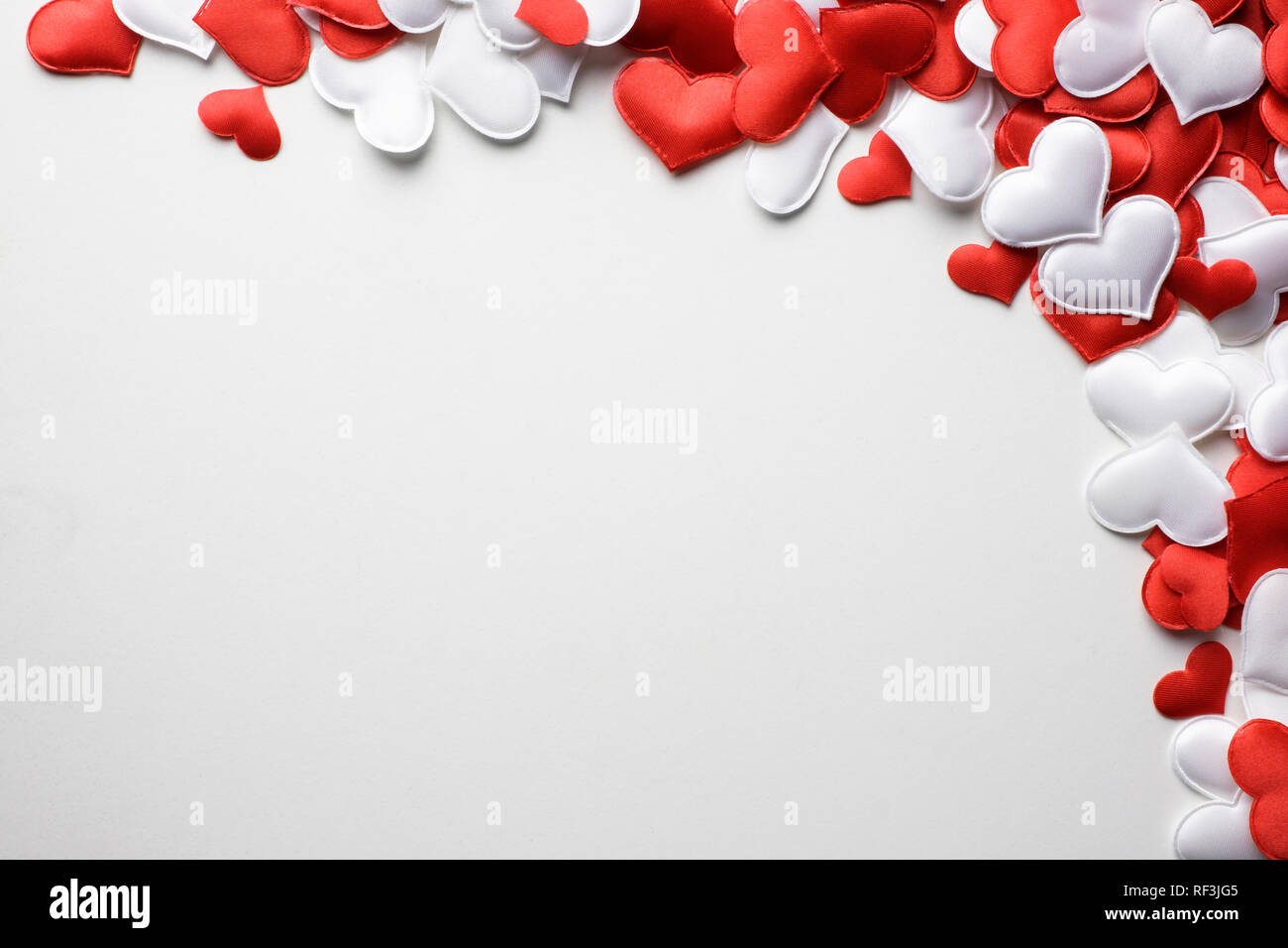 Rot und Weiß textil Herzen auf weißem Hintergrund. Valentines Tag Textur und liebe Konzept Stockfoto