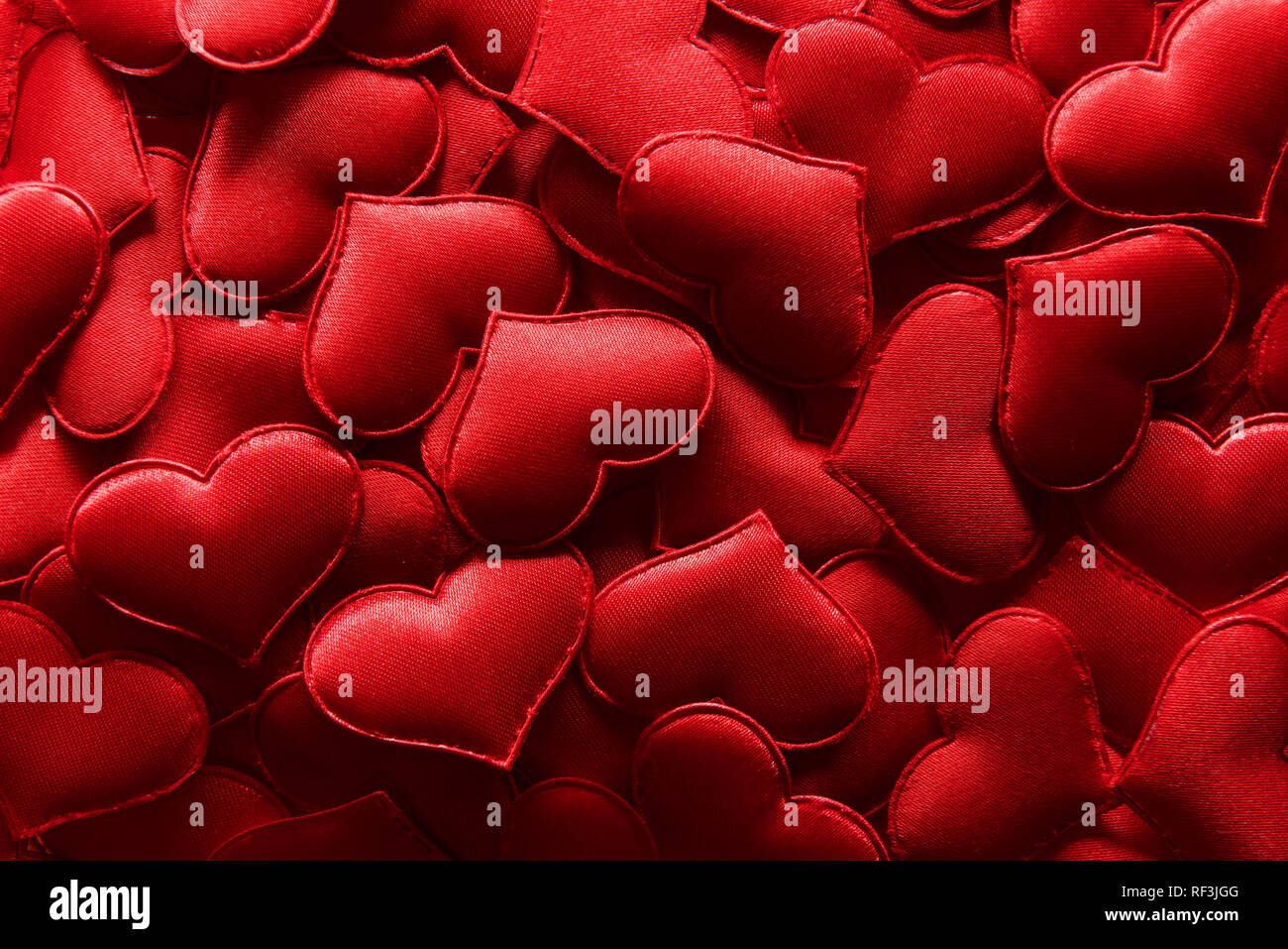 Red textile Herzen Nahaufnahme. Valentines Tag Hintergrund, kreative Textur und liebe Konzept Stockfoto