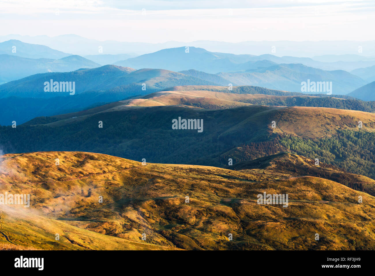 Blick auf den steinigen Hügeln Leuchten am Abend die Sonne. Dramatische Feder Szene. Landschaftsfotografie Stockfoto