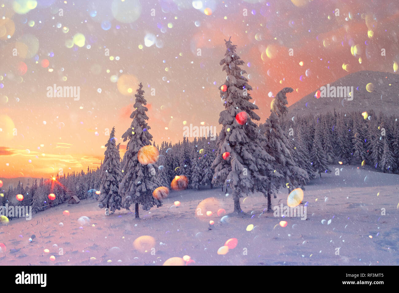 Fantastische orange Winterlandschaft in Snowy Mountains glühende durch Sonnenlicht. Dramatische winterliche Szene mit verschneiten Bäumen. DOF bokeh Licht postprocessing Effekt. Weihnachten collage Stockfoto