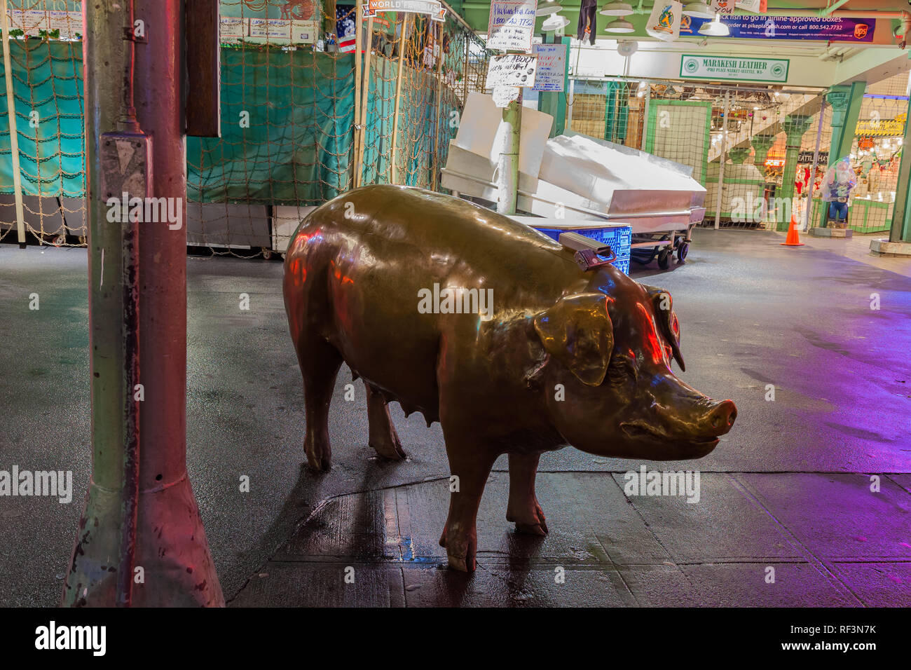 Sparschwein Bronze Skulptur am Pike Place Market in Seattle, Washington, United States, bei Nacht Stockfoto