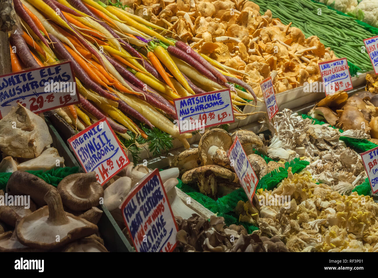 Frische Pilze und Gemüse auf Display für Verkauf am Pike Place Market in Seattle, Washington, United States. Stockfoto