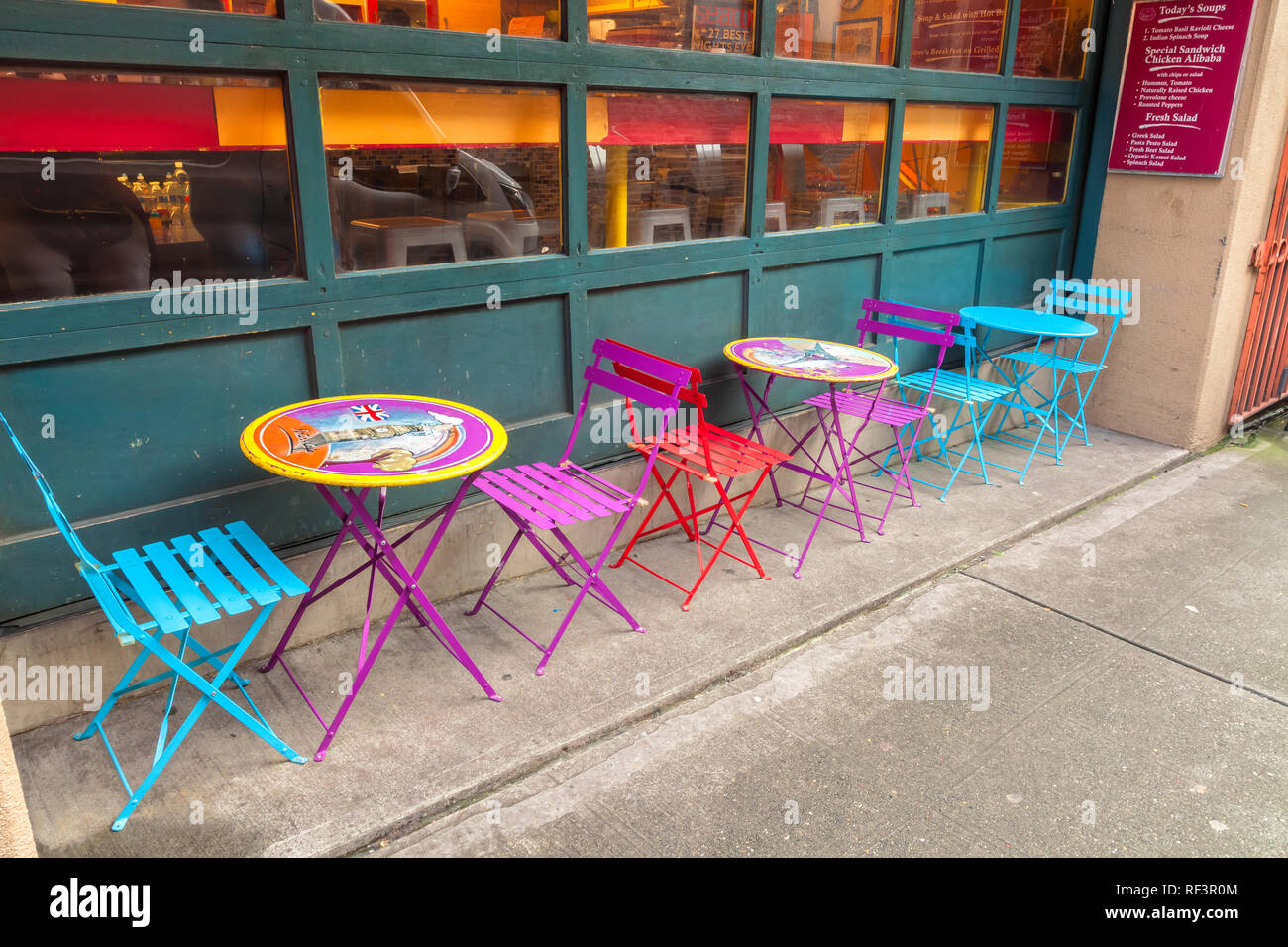 Bunte Stühle und Tische in einem Restaurant am Pike Place Market in Seattle, Washington, United States. Stockfoto