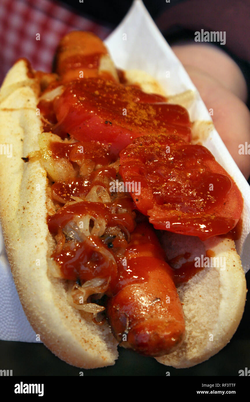 Currywurst sanwich, deutsche Wurst mit Brot Stockfoto