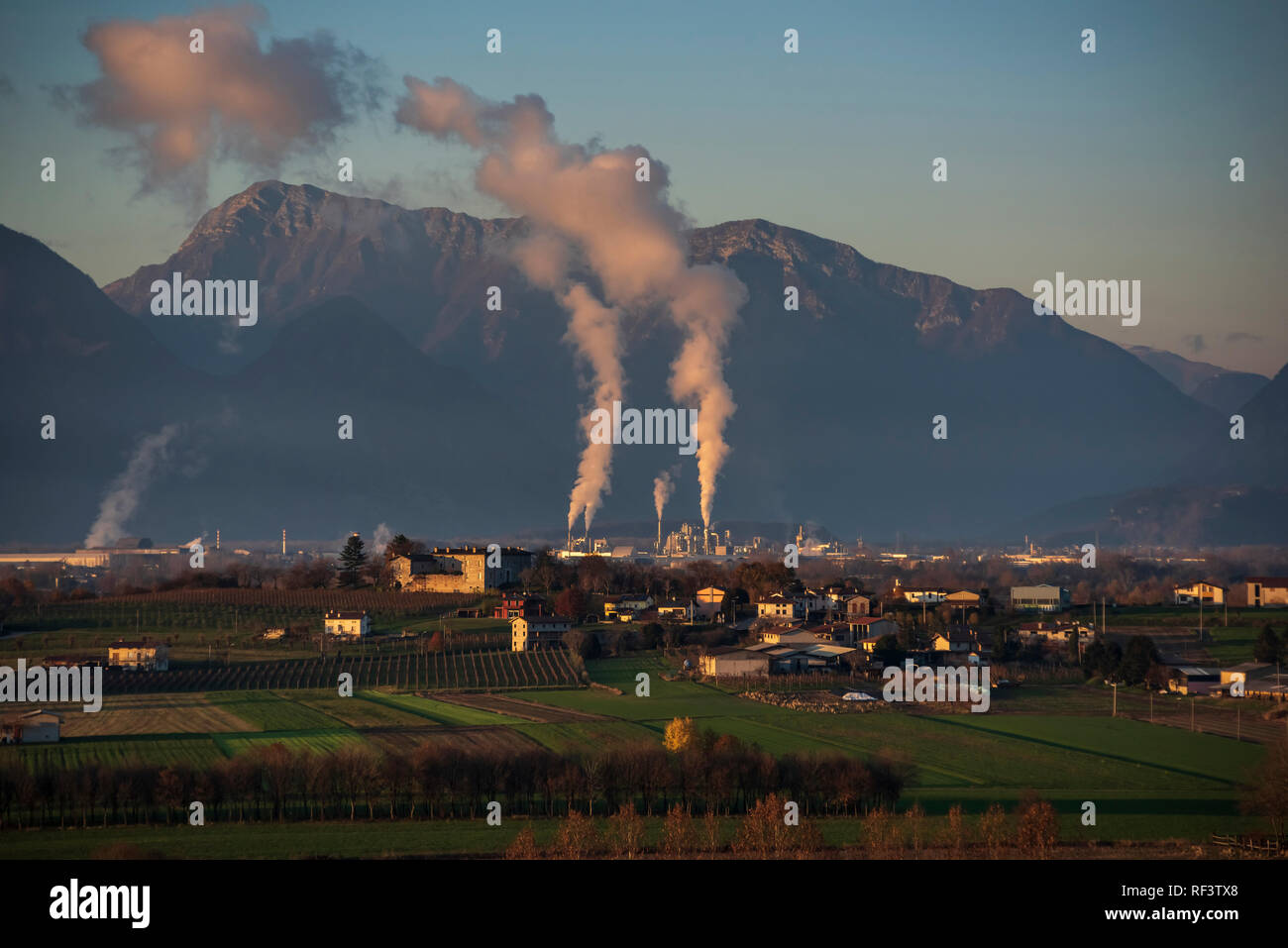 Die fantoni Fabrik in Osoppo (Italien) und die friaulische Ebene mit Alpen und Voralpen im Hintergrund Stockfoto