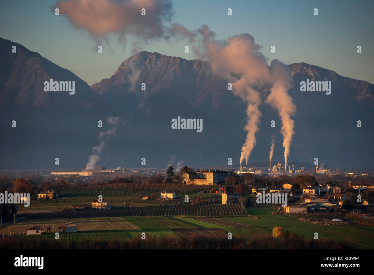 Die friaulische Ebene mit Alpen und Voralpen im Hintergrund, die fantoni Factory und Ferriere Nord in Osoppo (Italien) sichtbar sind. Stockfoto
