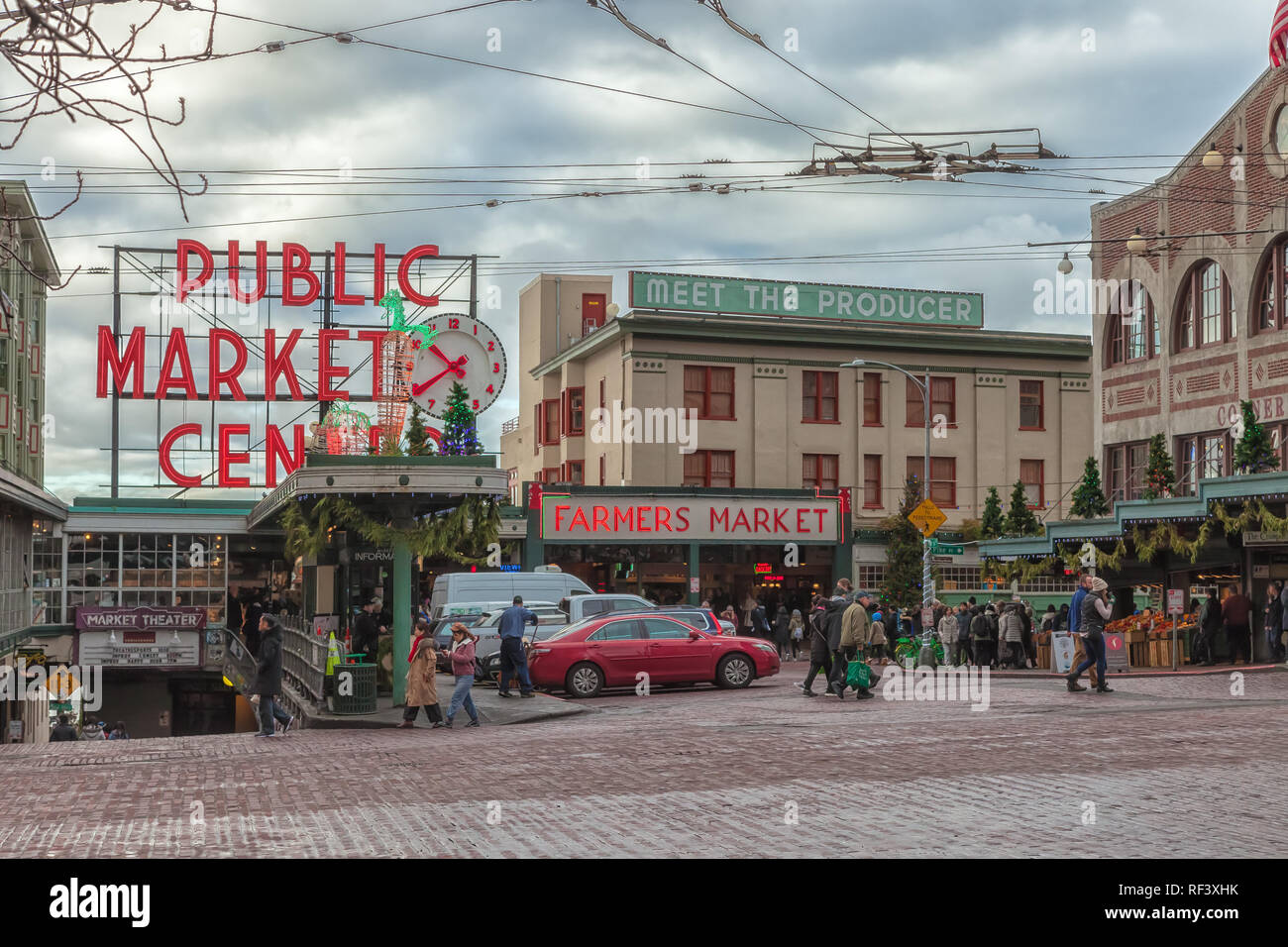 Pike Market in Seattle, Washington, USA, an einem bewölkten Wintermorgen. Stockfoto