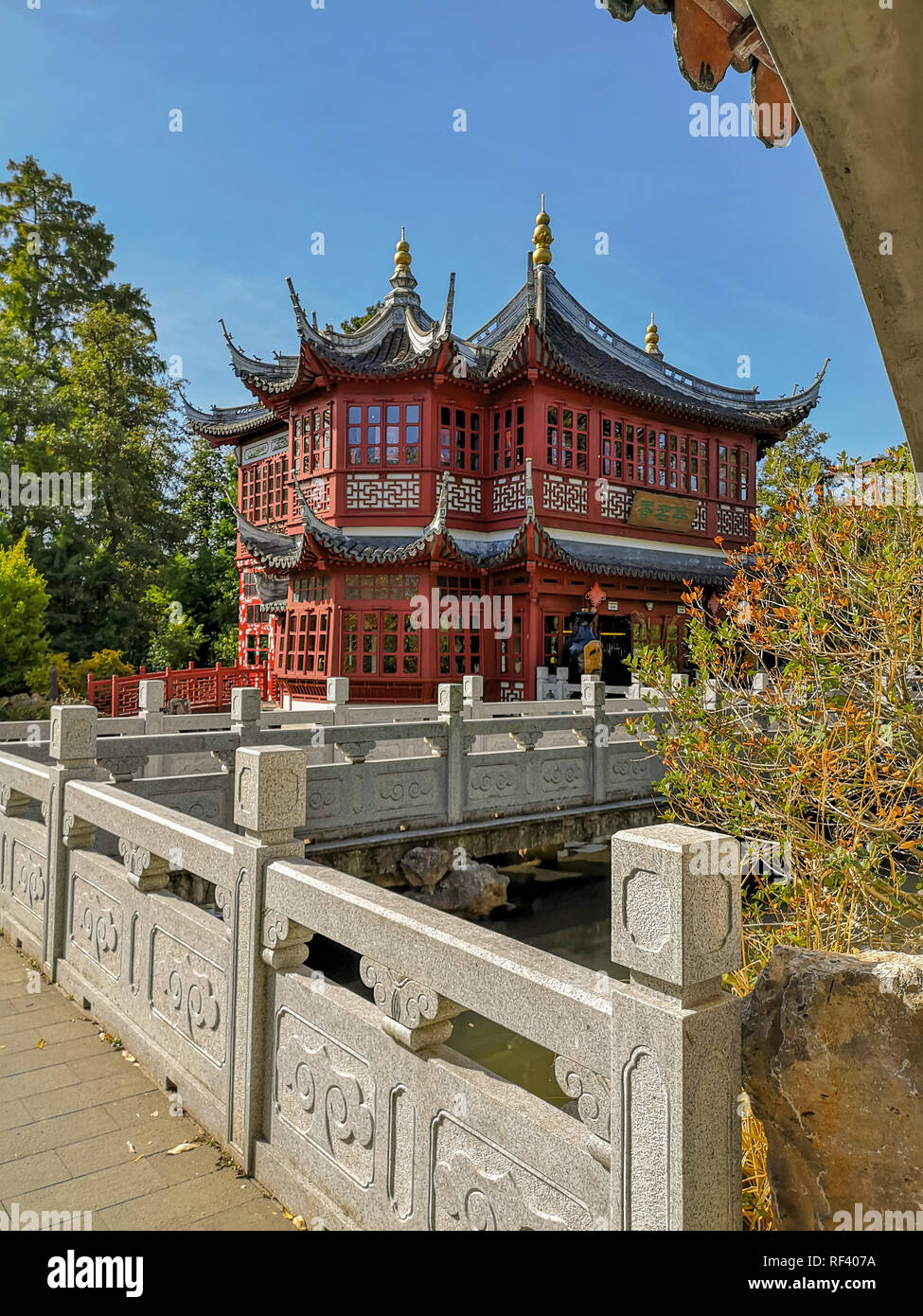 September 2018 - Brugelette, Belgien: der teepavillon im traditionellen roten Farbe mit blauer Dachbalken in der Chinesische Garten im Zoo Pairi Daiza Stockfoto