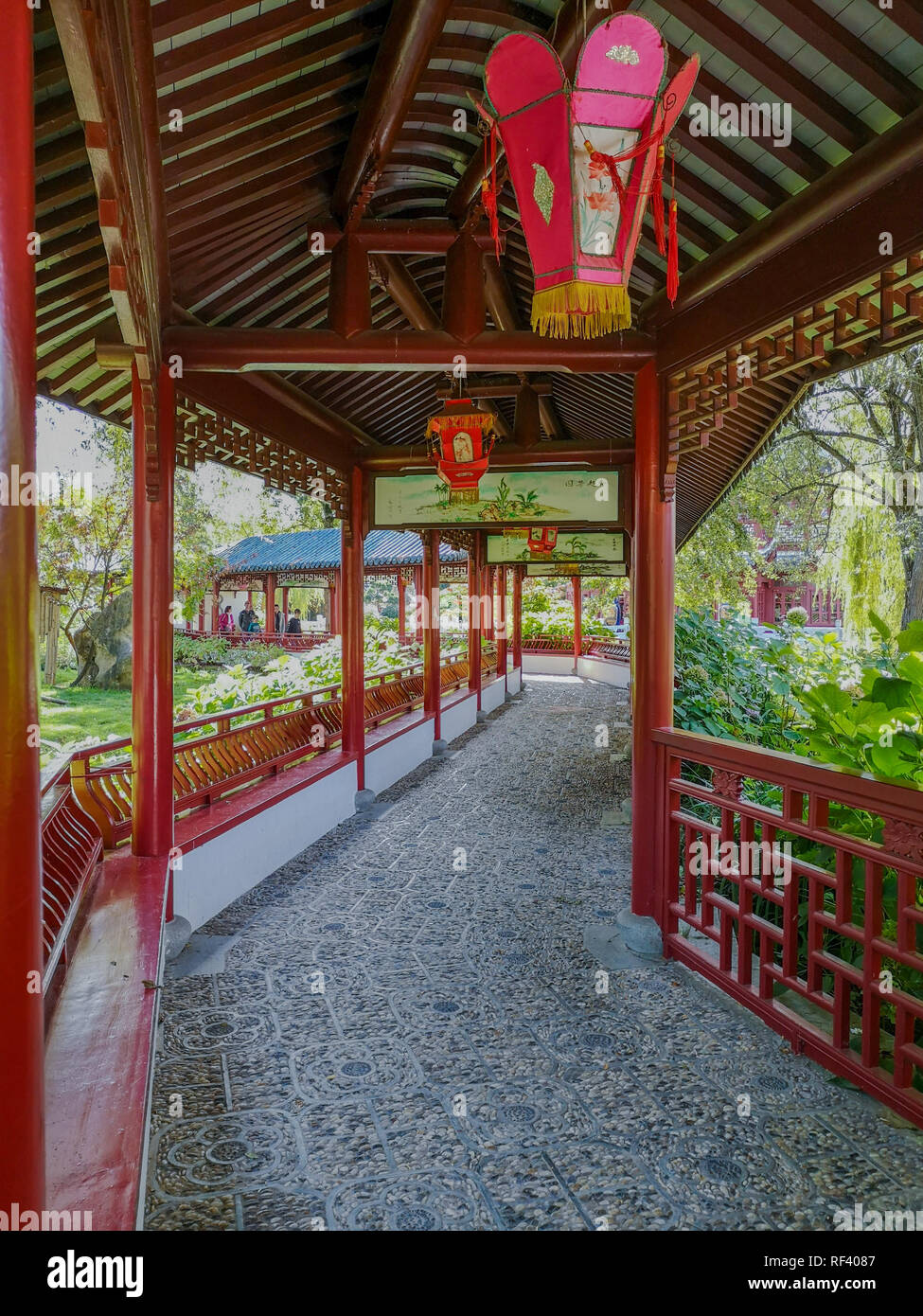 September 2018 - Hennegau, Belgien: Traditionelle chinesische Holz- Korridor in leuchtendem Rot mit Laternen in der Chinesische Garten im Zoo Pairi Daiza Stockfoto