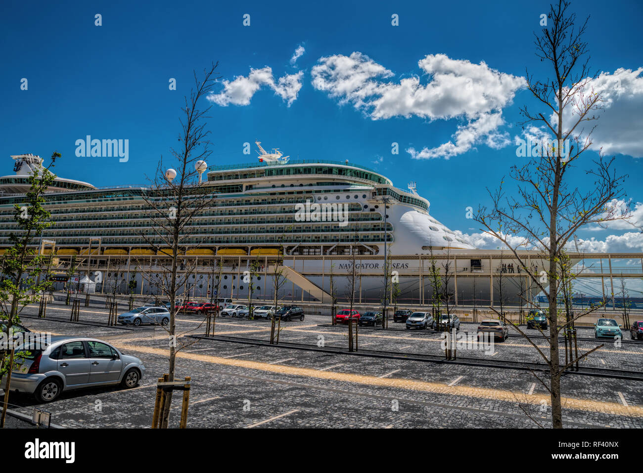 Große luxuriöse Kreuzfahrtschiff Navigator der Meere angedockt in Lissabon Stockfoto