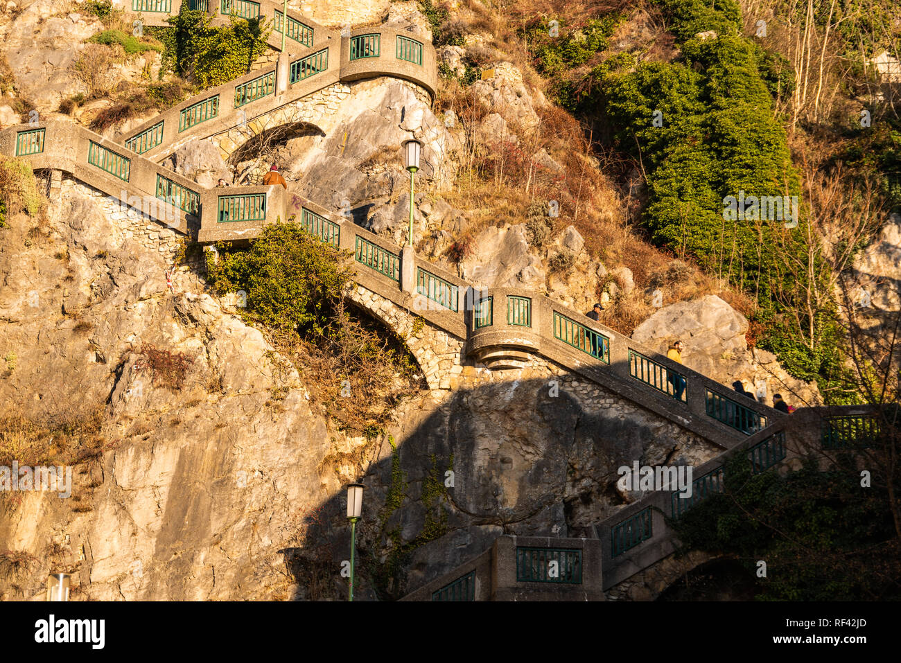 Graz Steiermark Osterreich 20 01 2019 Blick Auf Treppen Namens Schlossbergstiege Bis Zu Sehenswurdigkeiten Schlossberg Mit Uhrturm Uhrturm In Graz Osterreich Trav Stockfotografie Alamy