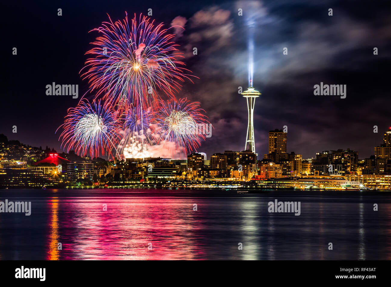 Lake Union 4. Juli Feuerwerk und die Seattle Skyline, wie über von der Elliott Bay bei Seacrest Park in West Seattle, WA, USA Stockfoto