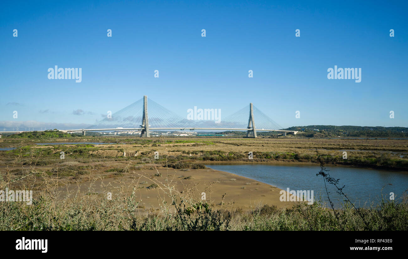 Guadiana internationale Brücke, Südspanien und Portugal, von Castro Marim, Algarve, Portugal. Stockfoto