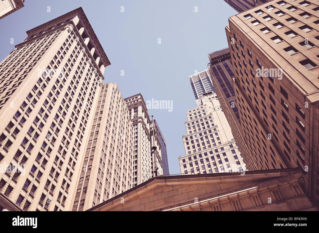 Blick auf Wall Street Gebäude, Farbe getonte Bild, New York, USA. Stockfoto