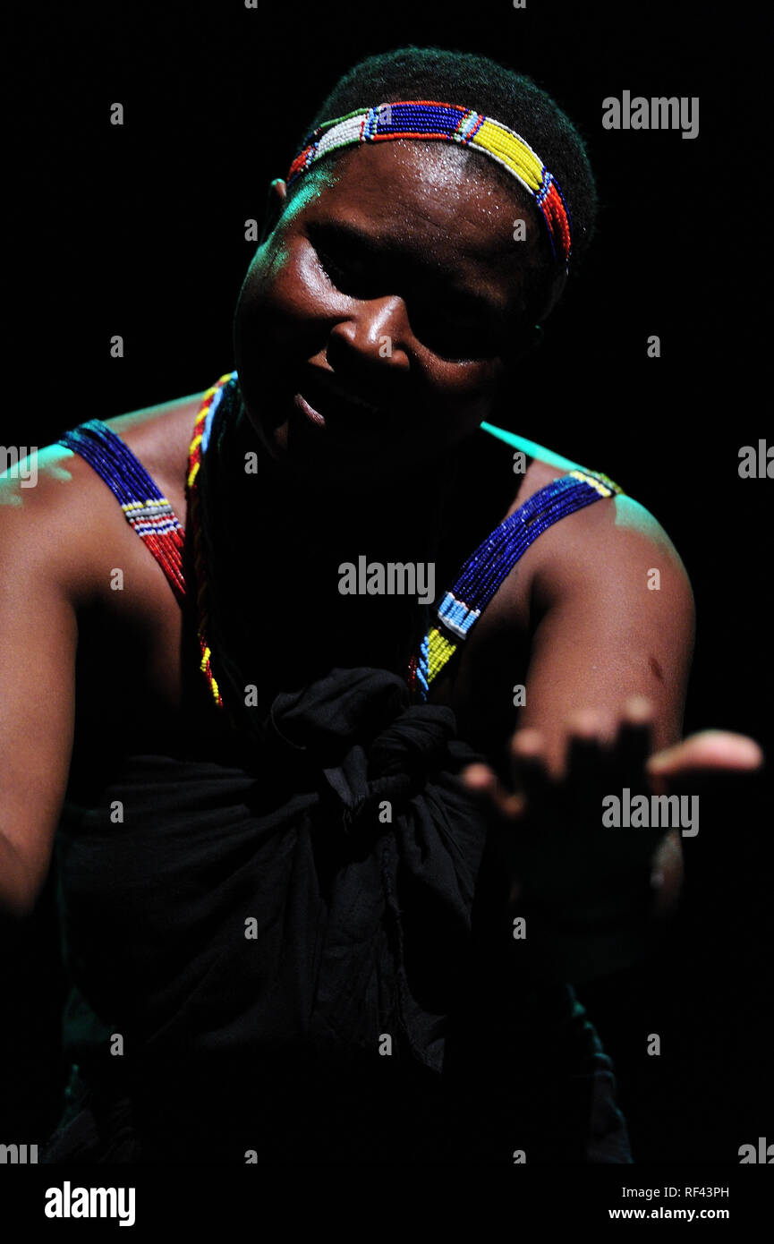 Maduma Frauen Drumming Group, Wagogo Stamm, Tansania, Afrika, Frauen pflegen den traditionellen Tanz und Musik Ritual ursprünglich von Männern durchgeführt. Stockfoto