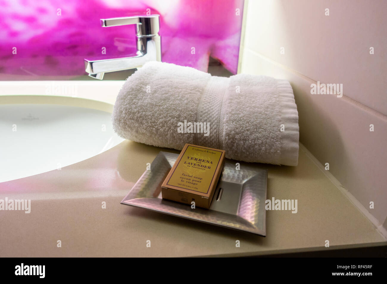 Ein weißes Handtuch und Seife sauber in ein Hotel Bad. Stockfoto