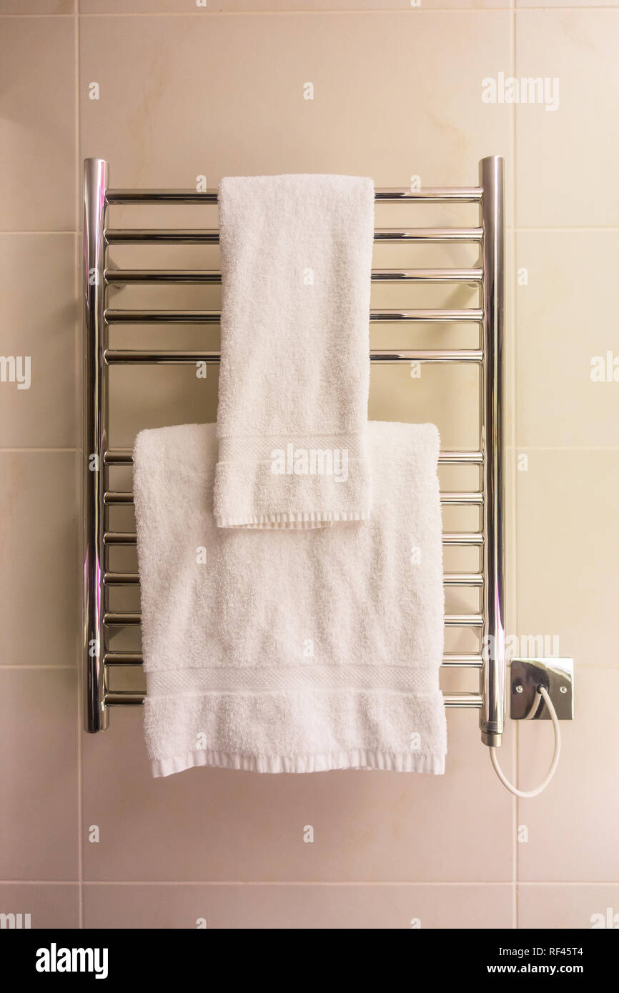 Handtücher ordentlich hing an einem Handtuchhalter im Badezimmer in einem Hotelzimmer. Stockfoto