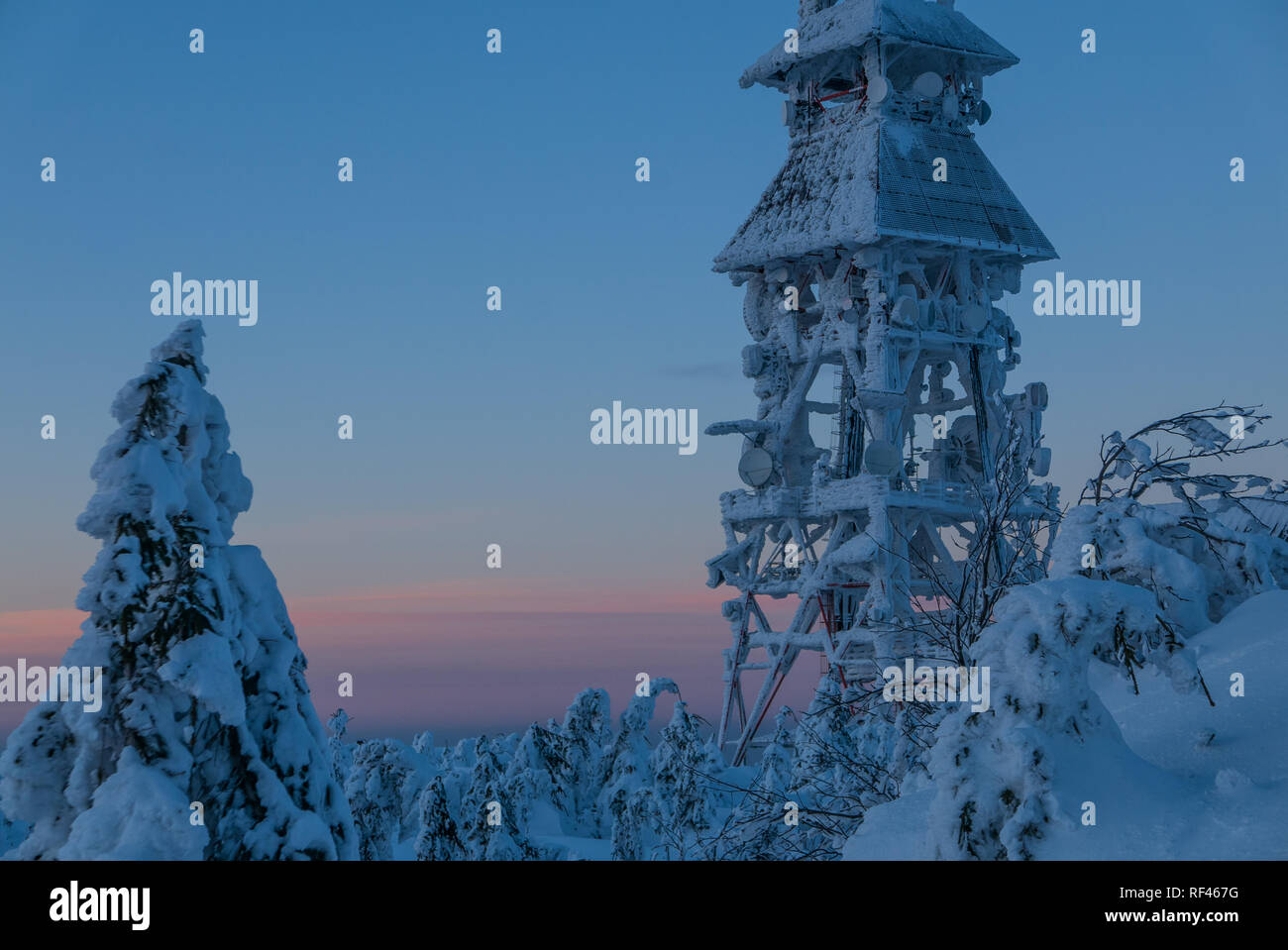 Extreme frost für die Landschaft und Telecommunication Tower, apokalyptische Eiszeit Szene Stockfoto
