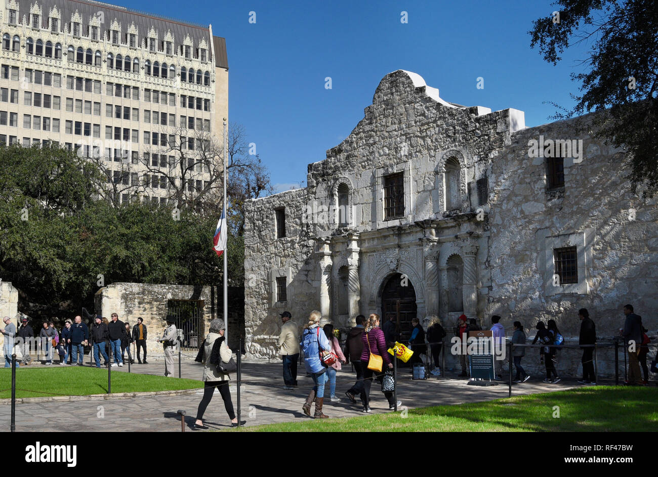 Touristen die Alamo Mission in San Antonio, Texas, USA gemeinhin als Alamo. Stockfoto