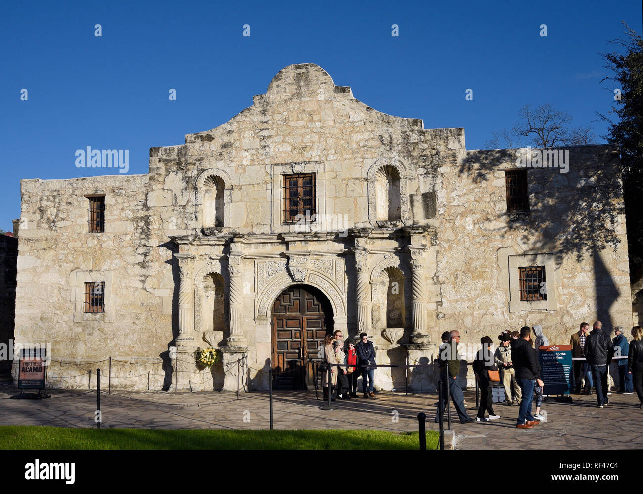 Touristen die Alamo Mission in San Antonio, Texas, USA gemeinhin als Alamo. Stockfoto