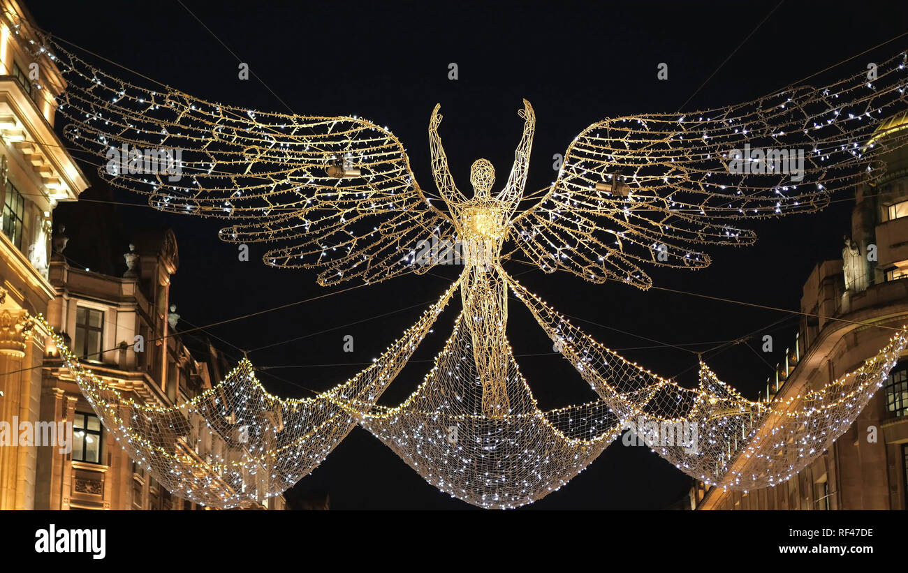 Wundervolle Weihnachten Straße Dekoration in London fliegen Engel aus Licht  - LONDON/ENGLAND - Dezember 15, 2018 Stockfotografie - Alamy