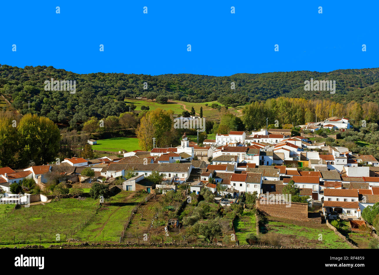 Panoramablick auf San Nicolas del Puerto. Sierra Norte Naturpark. Sevilla Provinz. Region Andalusien. Spanien. Europa Stockfoto